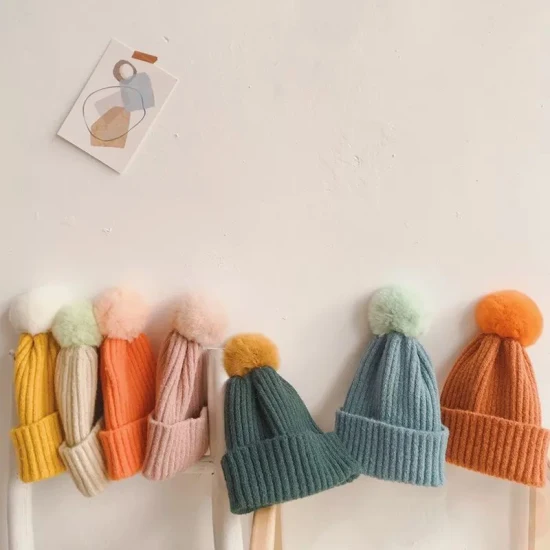 Chapéu de gorro tingido liso de OEM e ODM com logotipo personalizado quente de malha unisez de inverno feminino com POM POM